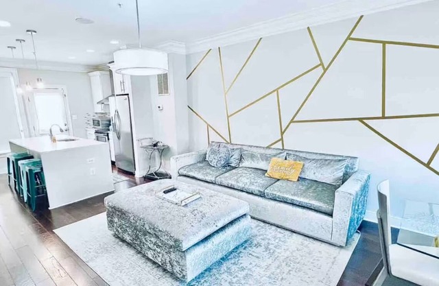 Gorgeous Upscale 4 Level Modern 4BR Home + Parking