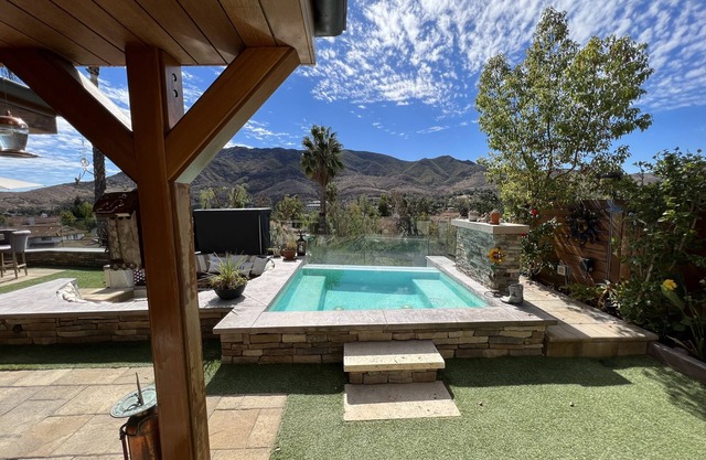 Gorgeous view home with spool/jacuzzi~ VIEWS~ Private~ BBQ delight