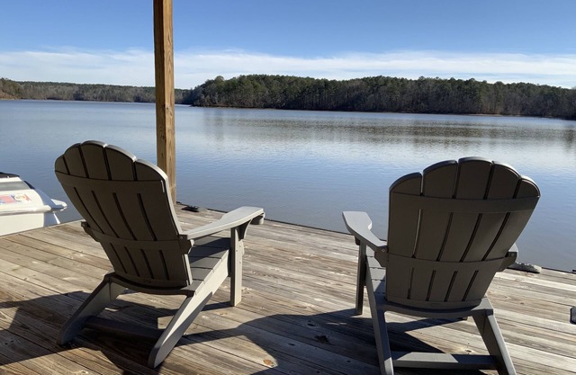 Gorgeous views, deep water, in peaceful /no-wake cove! FIRE PIT!