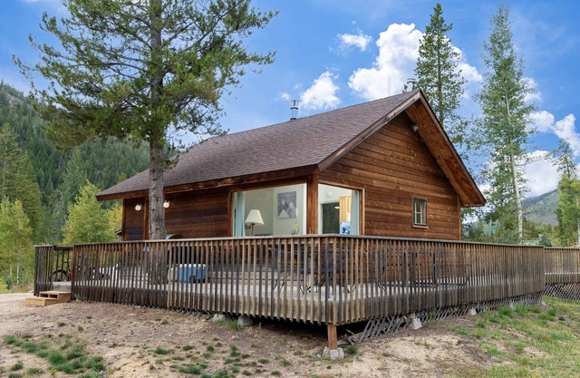 Gorgeous Views! Fireplace, Gazebo, Incredible Deck, Pet Friendly, Walk to Lake!