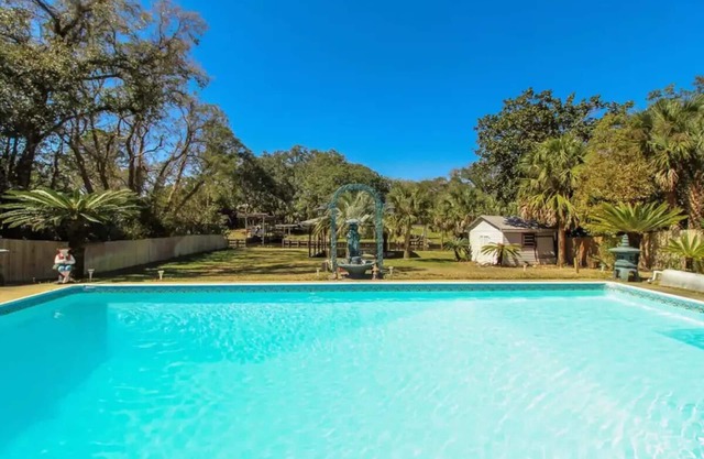 Gorgeous waterfront house with relaxing pool in Fort Walton.