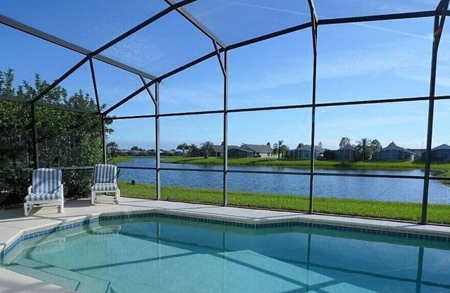 3 chambres Orlando Vacation Pool Home avec vue sur l'eau, bain à remous, salle de jeux près de Disney!