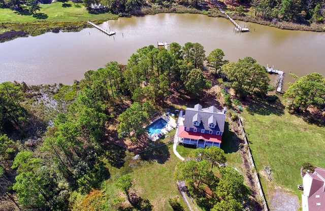 Gorgeous, Waterfront Home -- Perfect for Families and Large Groups -- Lots to Do