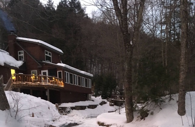 Sensational Cabin Retreat w/ Babbling Brook Sleeps 8!