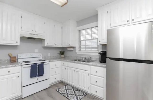 GORGEOUSLY RENOVATED APT STEPS AWAY FROM THE BEACH