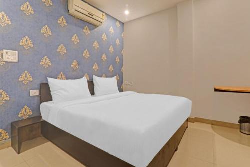 Goroomgo Aditya Grand Lucknow Near Krishna Nagar Metro Station