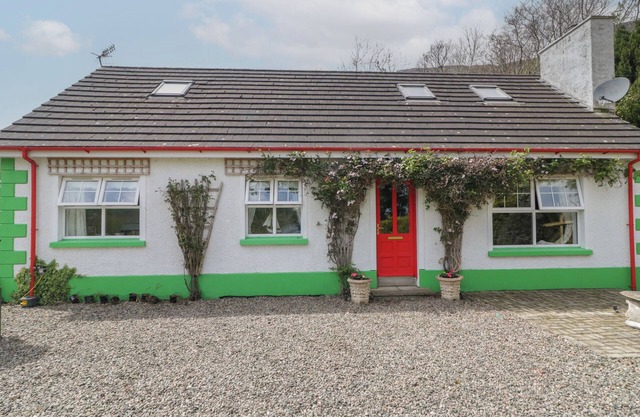 GORTIN COTTAGE, family friendly, with open fire in Glenariff