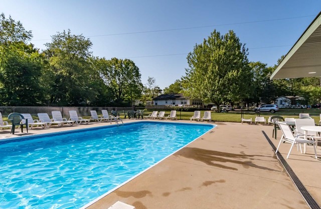 Goshorn 18 - Located in Goshorn Lake Resort - Shared pool - Lake access