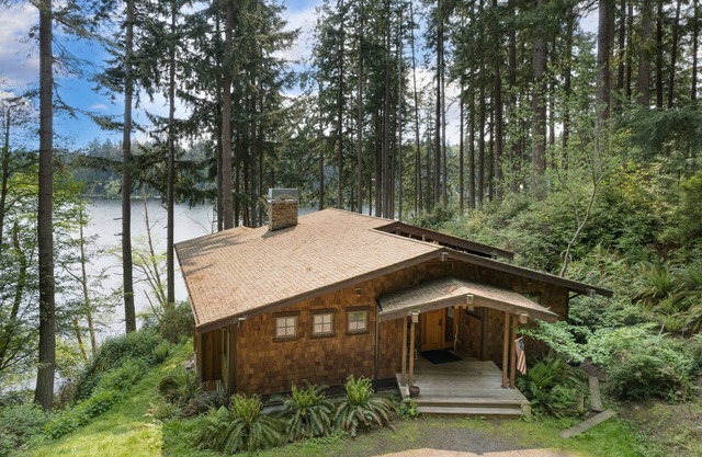 Goss Lake Chalet by AvantStay | Lakefront w/ Dock