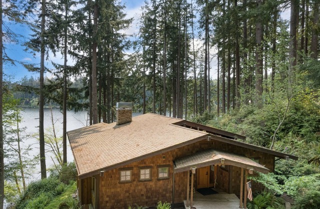 Belle maison de chalet artisan au bord du lac. 2 chambres, 2. 5 salles de bains. (248)