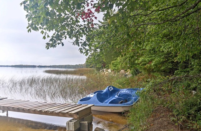Cabine rustique au bord du lac Gould City avec chaloupe et quai