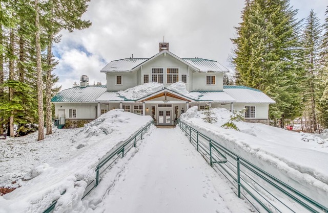 Government Camp Lodge with Hot Tub and Room for the Whole Family!