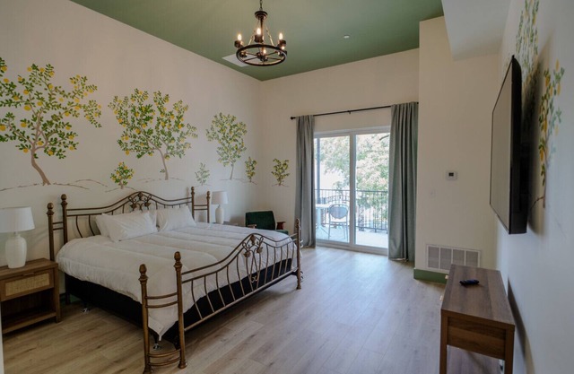 Government St. Balcony Suite 201