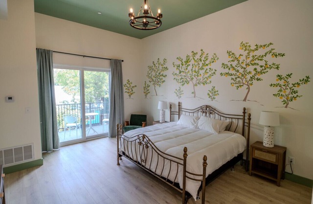 Government St. Balcony Suite 203