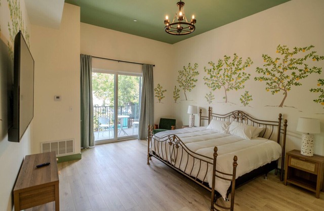 Government St. Balcony Suite 205