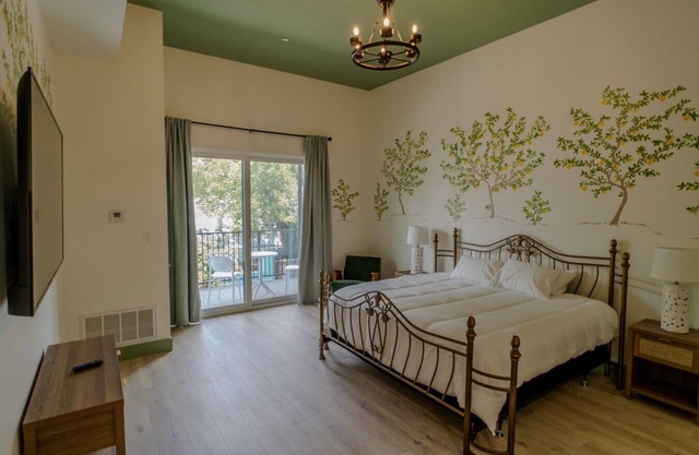 Government St. Balcony Suite 207