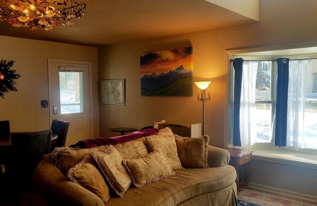 L'appartement Gowdy. cour clôturée privée animaux de compagnie, moderne, propre, amusant!