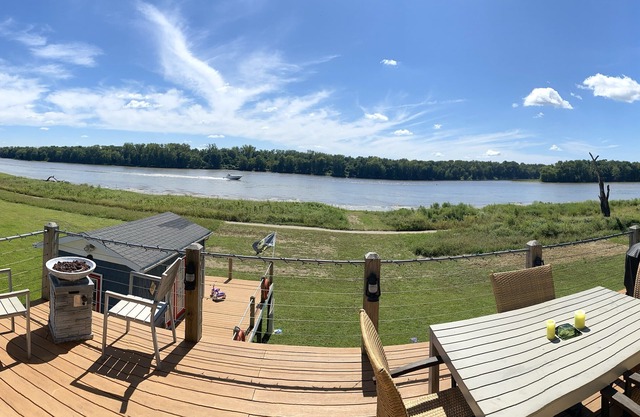 Grafton Getaway-Riverhouse....a waterfront property with bike trail in backyard
