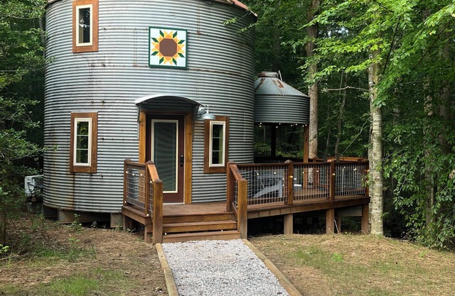 Luxury grain bin silo with 1 bedroom, WiFi, AC and hot tub in Shelby