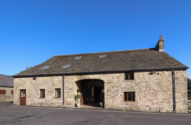 GRAINS BARN FARM, pet friendly, character holiday cottage in Fence
