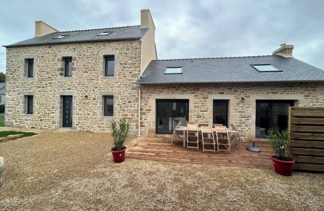 Grande maison en pierres rénovée à 1,5 km de la mer