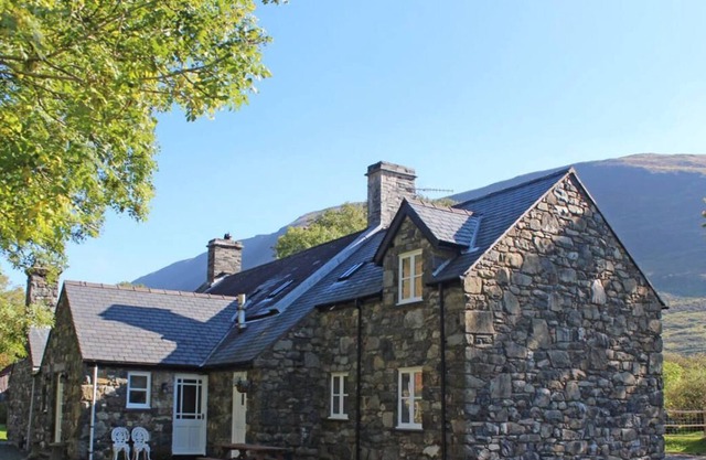 Maison en pierre traditionnelle sur les rives d'une rivière propose un hébergement confortable pour 2 avec belle