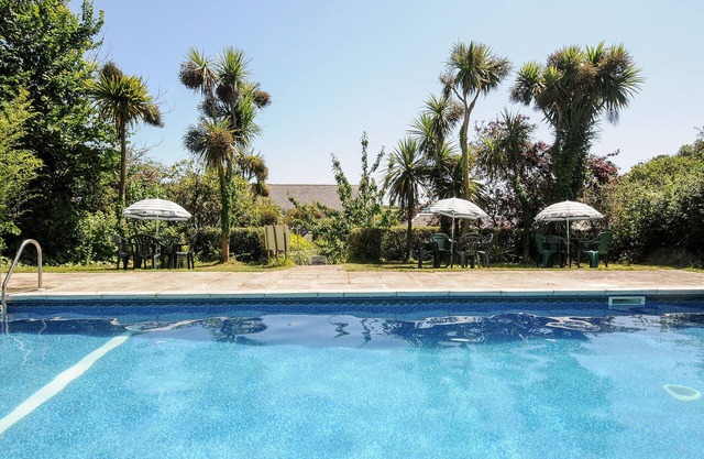 GRANARY COTTAGE, pet friendly, with pool in Mullion