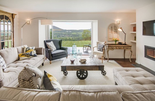 GRANARY, 8 couchages, superbe grange aménagée. vues exceptionnelles, près de Melrose