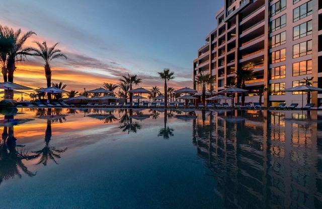 Grand 4 Bedroom Loft in beautiful Cabo San Lucas with Jacuzzi, & Resort Access