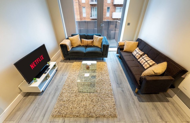 Grand 4-sleeper Apartment in Central Slough with Free Parking