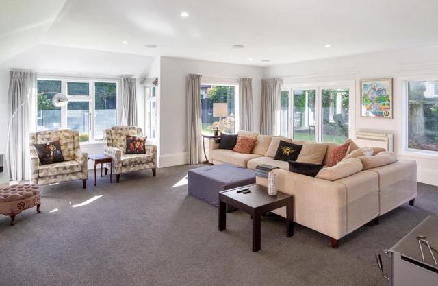 Grand 5-Bedroom Villa in Fendalton