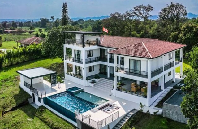 Grand Cypress Luxury Home Amazing location/ outdoor Pool, free Wifi , Terraza