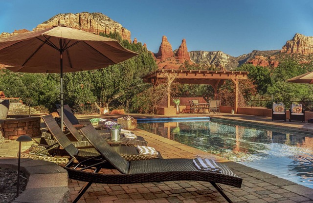 Grand Estate: Pool/ Tennis/ Pickleball/Golf/Firepit/Hot Tub on 6 Private Acres!