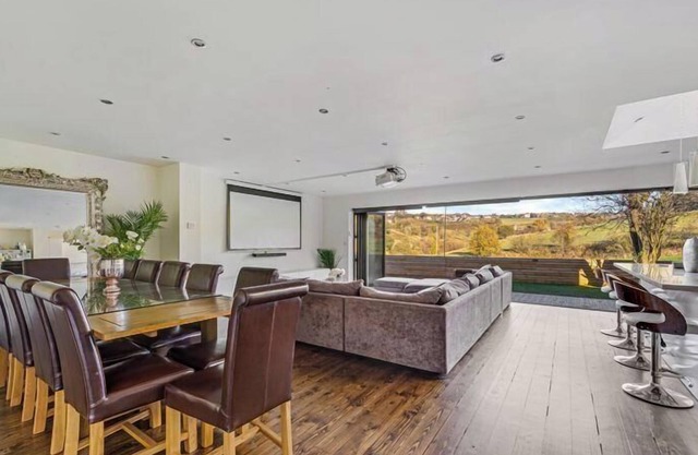 Grand four bed with spectacular views and lazy spa