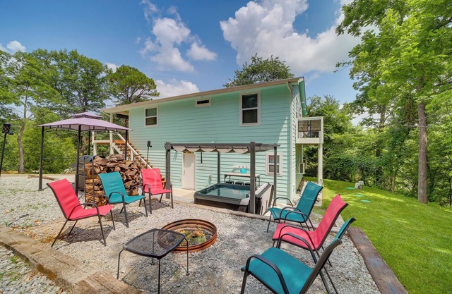 Grand Lake Cottage w/ Hot Tub in Eucha