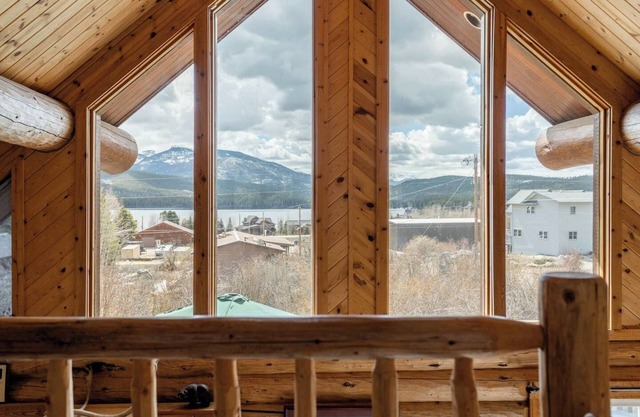 Grand Lake Log Cabin with beautiful Lake Views