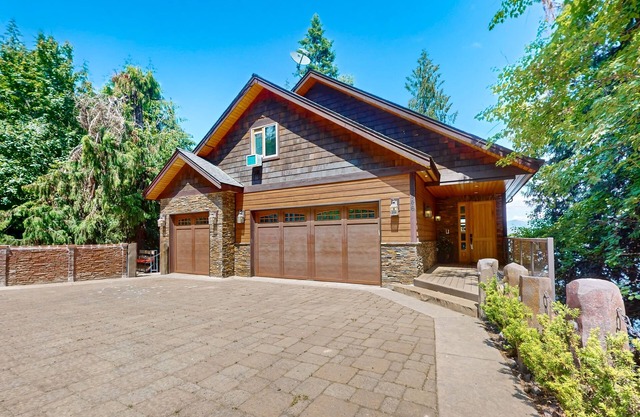 Superbe maison au bord du lac avec bain à remous privé, sauna, salles de jeux et home cinéma!