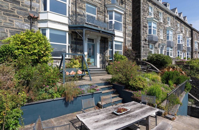 Grand large apartment in Townhouse by the Sea. Superb Views. Brilliant Location