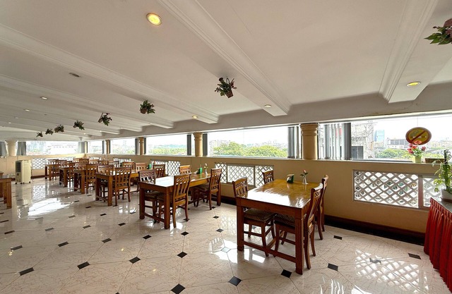 Grand Laurel Hotel