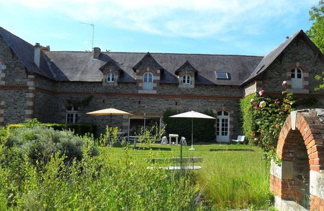 Grand logis du MANOIR de Kerhir, charme et vieille pierre en Trégor