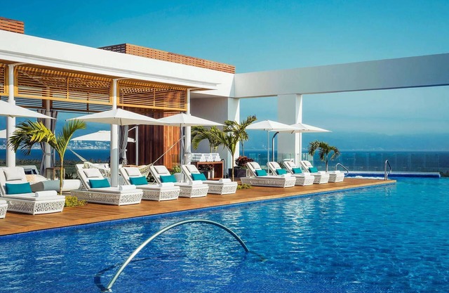 GRAND LUXXE 2 BR SUITE, AAA 5 DIAMOND GOLF & SPA