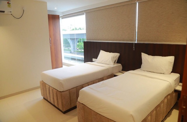 GRAND MANOR SUITES