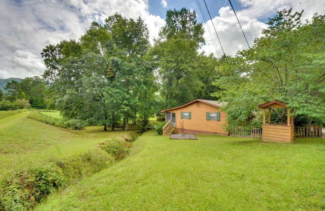 Grand Murphy Cabin w/ Fire Pit & Game Room!