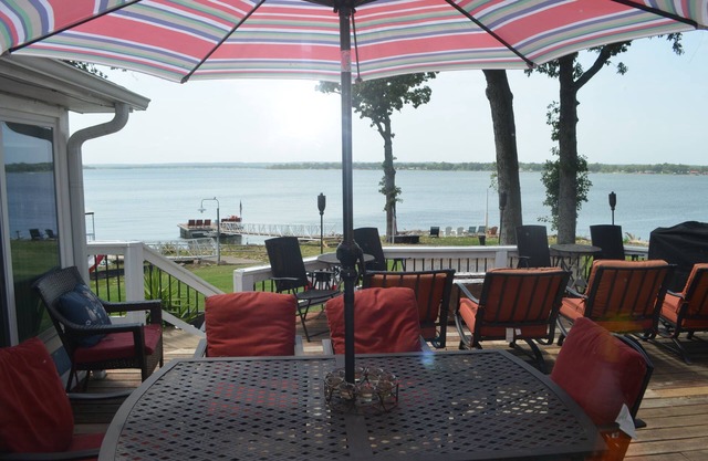 GRAND PANORAMIC RETREAT, 6 BR, 3 BA, 300 'Lakefront, Hot Tub, Dock & Launch! NOUVEAU
