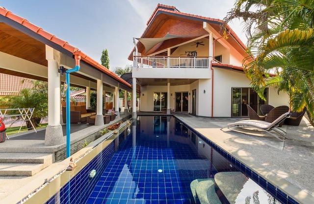Grande Villa avec Piscine à Nai Harn
