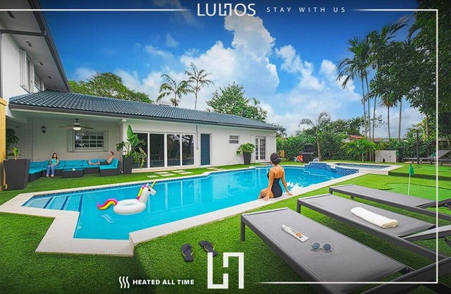 Grand Retreat: Jacuzzi, Pool, Games, BB Court