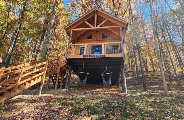 Grand Teton/Lakeview 4-6 Person Midsize Cabin
