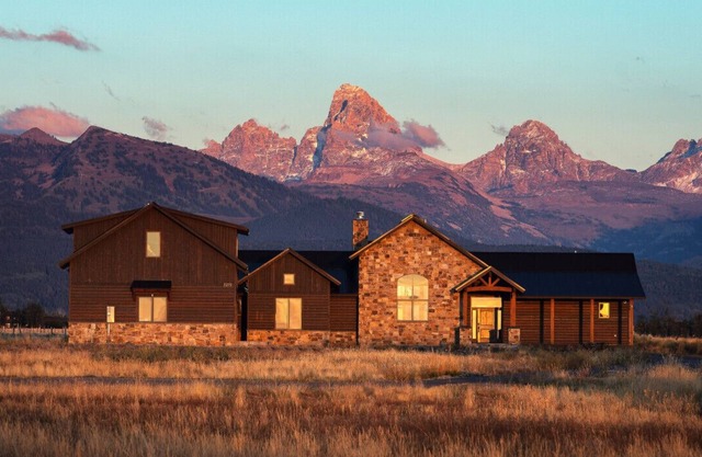 Grand Teton Painted Pony House w AC, Heated Garage, and Hot Tub