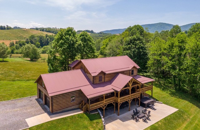 Grand Vista Lodge - Huge Cabin 5min to West Jefferson Downtown! VIEWS, Hot Tub, Pool Table, Firepit!