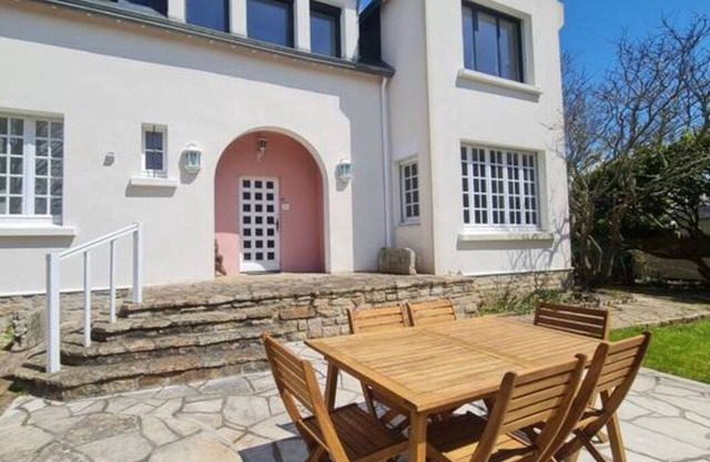 Grande maison avec jardin sur la corniche vue mer.